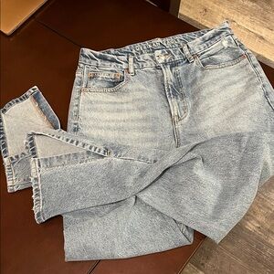 American Eagle Outfitters 90’s curvy boot cut jeans with side slits! So cute!